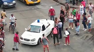 LIBRES aL Fin 🗽 Jovenes CUBANOS muelen a 2 POLICIAS a Piñazos y Patadas Ultimas Noticias de Cuba Hoy [upl. by Rentschler520]